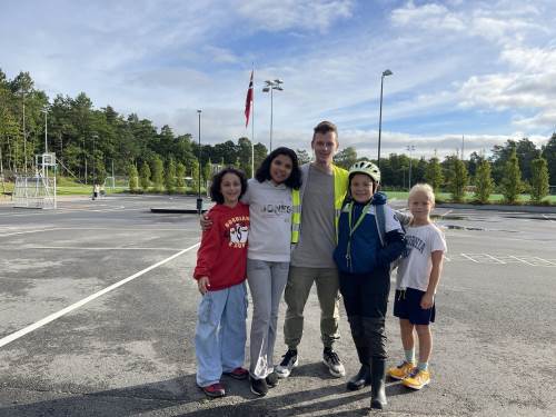 Flagget til topps på første skoledag